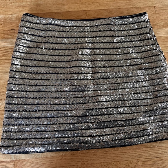 Gold sparkly skirt from Lulus size small - Picture 3 of 3